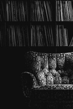 Sessel vor einem Schallplattenregal von Thomas Procek