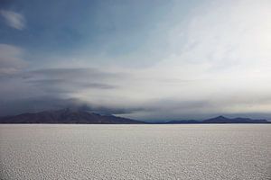 Prachtig uitzicht van Salar De Uyuni, Bolivia tegen een bewolkte hemel