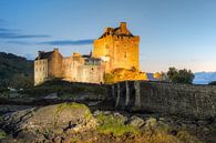 Eilean Donan Castle in the evening van Michael Valjak thumbnail