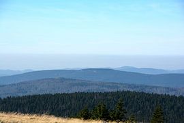 Vue sur les montagnes du Harz depuis le sommet du Brocken. sur Heiko Kueverling