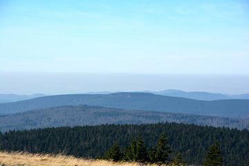 Uitzicht op het Harz gebergte vanaf de top van de Brocken van Heiko Kueverling