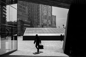 Reiziger naast Rotterdam Centraal van Mark De Rooij