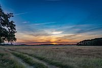 Een landschap in Drenthe met ondergaande zon