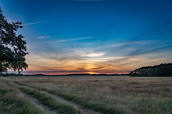 Een landschap in Drenthe met ondergaande zon