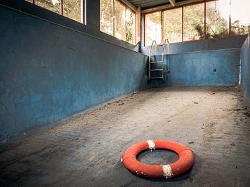 Zwembad in een Verlaten Vervallen Villa van Art By Dominic