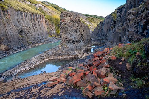 Colonnes de basalte colorées en orange par de l'oxyde de fer, Studlagil Canyon, Egilsstadir, Austurland, Iceland