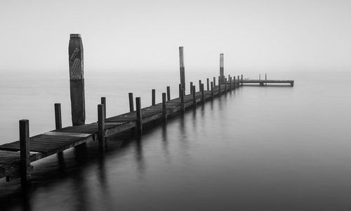 Mistige Ochtend met Houten Steiger: Een Tijdloze Zwart-Wit Compositie