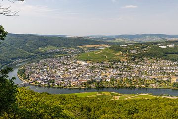 Panoramisch uitzicht op het Moezeldal en de stad Bernkastel-Kues van Reiner Conrad