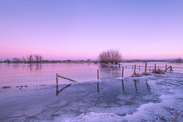 Bevroren winters landschap bij zonsopkomst