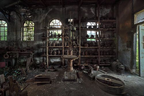 Urbex werkplaats met achtergelaten spullen