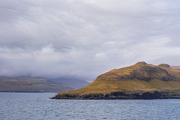 Felsen auf der Färöer Insel Eysturoy von Rico Ködder