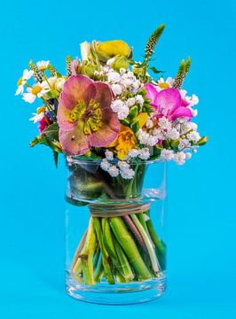 Kleurrijk boeket met lentebloemen