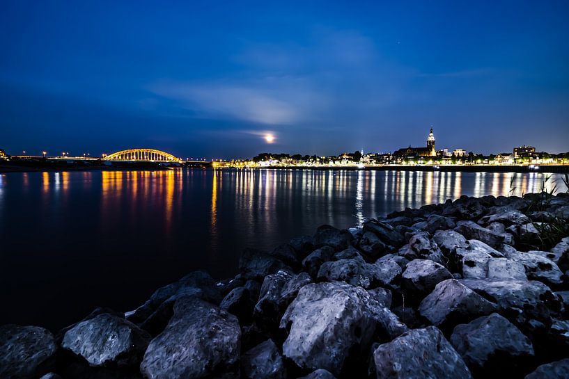 Skyline von Nimwegen vom Waalstrand aus gesehen in der Fastenzeit in der Nacht von Frank Dinnissen