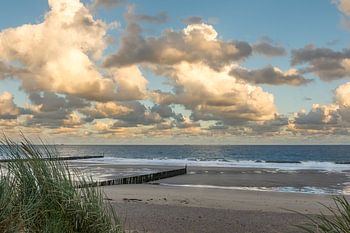 Strand van Cadzand-bad tijdens de zonsopkomst