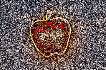 Apple on the Beach - Sand Pt III van Alex Hiemstra