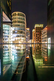 Eindrucksvolle Spiegelung beleuchteter moderner Architektur im Medienhafen Düsseldorf bei Nacht von Your Happy Life