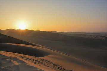 Zonsondergang in de woestijn van Peru, Zuid-Amerika van Bianca Fortuin