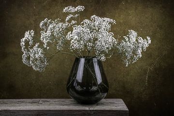 Stilleben Gipskraut in einer Vase von Marjolein van Middelkoop