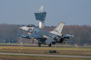 Landung einer General Dynamics F-16 Fighting Falcon der Königlichen Niederländischen Luftwaffe auf d