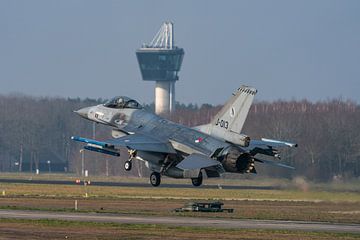 Landing van een General Dynamics F-16 Fighting Falcon van de Koninklijke Luchtmacht op Vliegbasis Vo van Jaap van den Berg