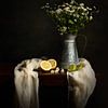 Stilleven van margrieten en citroenen in zinken vaas | Oud Hollandse meesters fotografie van Willie Kers