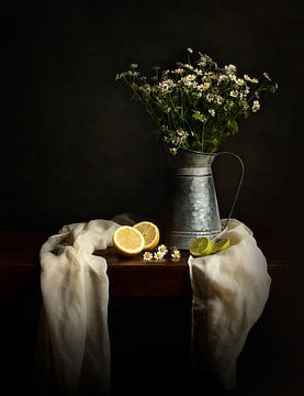 Stilleben mit Gänseblümchen und Zitronen in Zinkvase | Old Dutch Masters Photography von Willie Kers