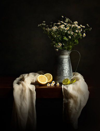 Nature morte de marguerites et de citrons dans un vase en zinc | Photographie de maîtres hollandais 