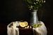 Stilleven van margrieten en citroenen in zinken vaas | Oud Hollandse meesters fotografie van Willie Kers