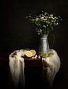 Stilleben mit Gänseblümchen und Zitronen in Zinkvase | Old Dutch Masters Photography von Willie Kers Miniaturansicht