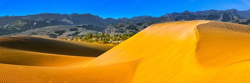 Gran Canaria met duinen bij Maspalomas en uitzicht op de bergen.