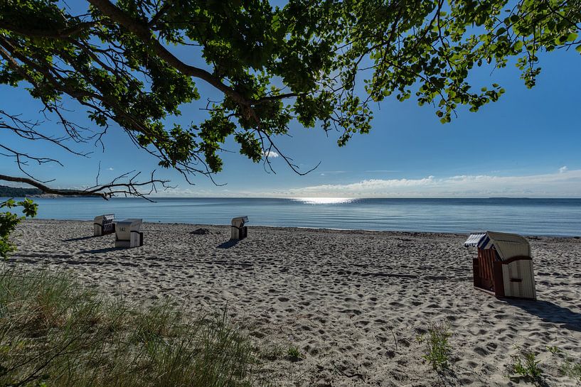 Strandkörbe im Sonnenlicht, Naturstrand Lobbe von GH Foto & Artdesign