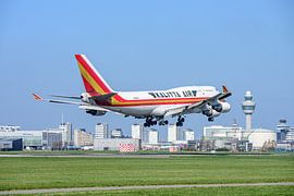 Landing Kalitta Air Boeing 747-400F vrachttoestel. van Jaap van den Berg