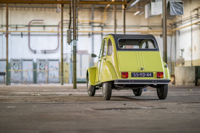 Citroën 2CV classique &quot;canard&quot;. par Steven World Traveller