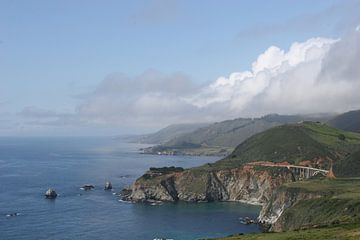 Wolken boven Bixby Creek Bridge in Big Sur, Californië