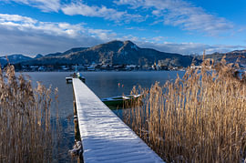 Embarcadère enneigé au lac de Tegernsee en hiver, Bavière, Allemagne – Concept de tourisme et de voyage