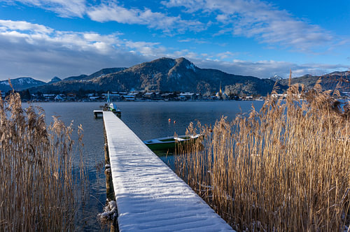 Besneeuwde aanlegplaats aan de Tegernsee in de winter, Beieren, Duitsland – Toerisme- en reisconcept