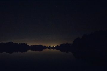 Weerspiegeling van lichtjes in een donker meer bij nacht - natuurfotografie print van Laurie Karine van Dam