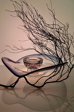 Modern stilleven. Glas 3. Romantisch. Japandi. van Alie Ekkelenkamp