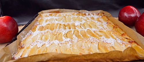 Vers gebakken snelle karnemelktaart met appelstukjes
