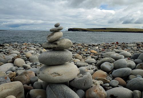 Kilkee Beach is een stenen strand in het dorp Kilkee.