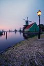 Windmolens, lantarenpaal en rondvaartboot bij Zaanse Schans van Michiel Dros thumbnail