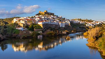 Uitizcht op de Portugese stad Mértola van Adelheid Smitt