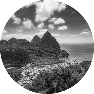 Pitons op het eiland Saint Lucia in het Caribisch gebied. Zwart en wit. van Manfred Voss, Schwarz-weiss Fotografie