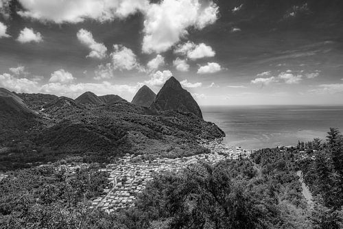 Pitons op het eiland Saint Lucia in het Caribisch gebied. Zwart en wit.
