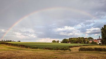 Regenboog boven Wittem van Rob Boon