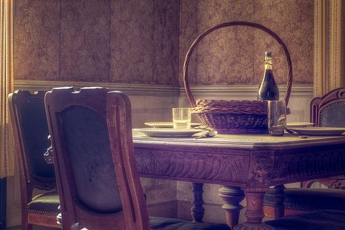 Table de déjeuner dans un château abandonné.