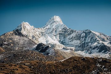 Berg Ama Dablam (6812m) in de Himalaya in Nepal van Thea.Photo