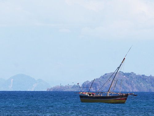 vissersbootje nosy be van thomas van puymbroeck