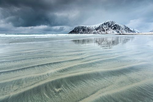 Structuren op een strand op de Lofoten