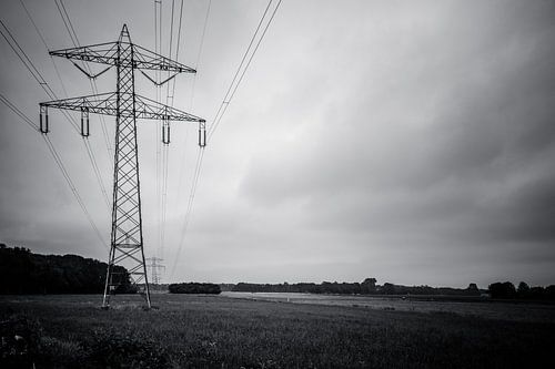 Hoogspanningsmast op de Brabantse Wal (zwart-wit)